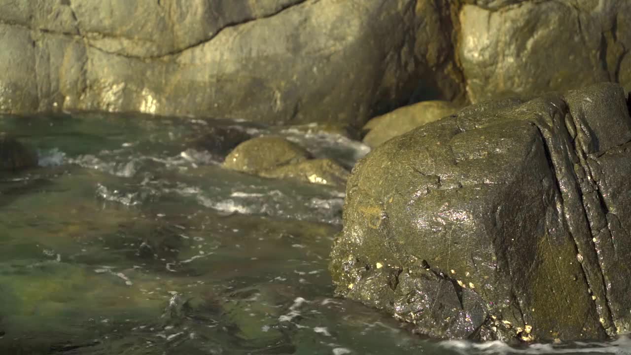 有海浪的岩石海岸。视频素材