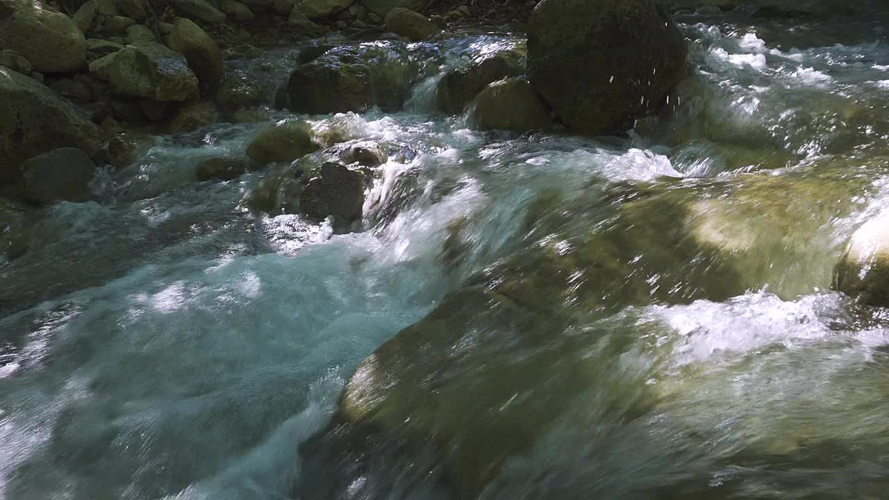 白水激流，河水在阳光下流过岩石视频下载