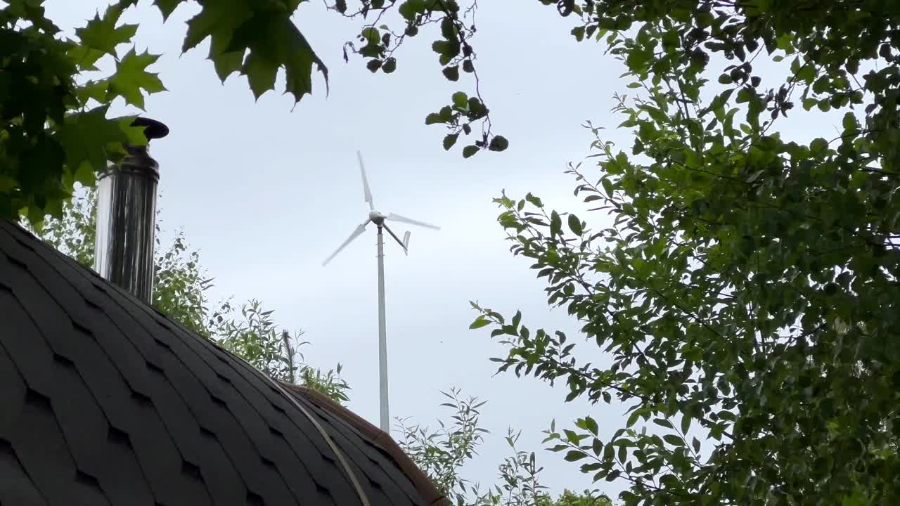 在有风的天气里叶片旋转的风车视频素材