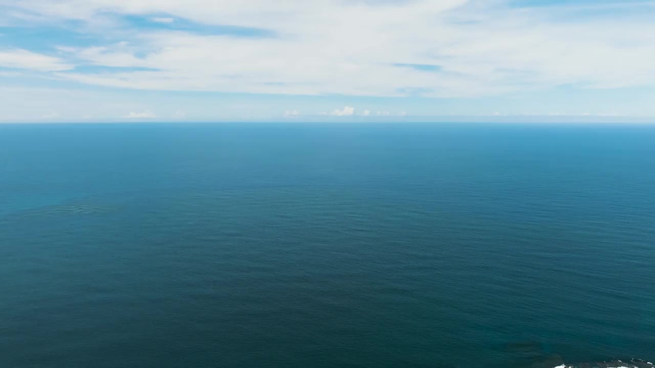 鸟瞰棉兰老岛蓝色的大海。视频素材