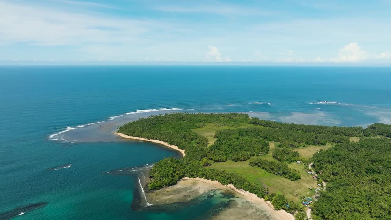 热带岛屿的白沙海岸线。菲律宾。视频素材