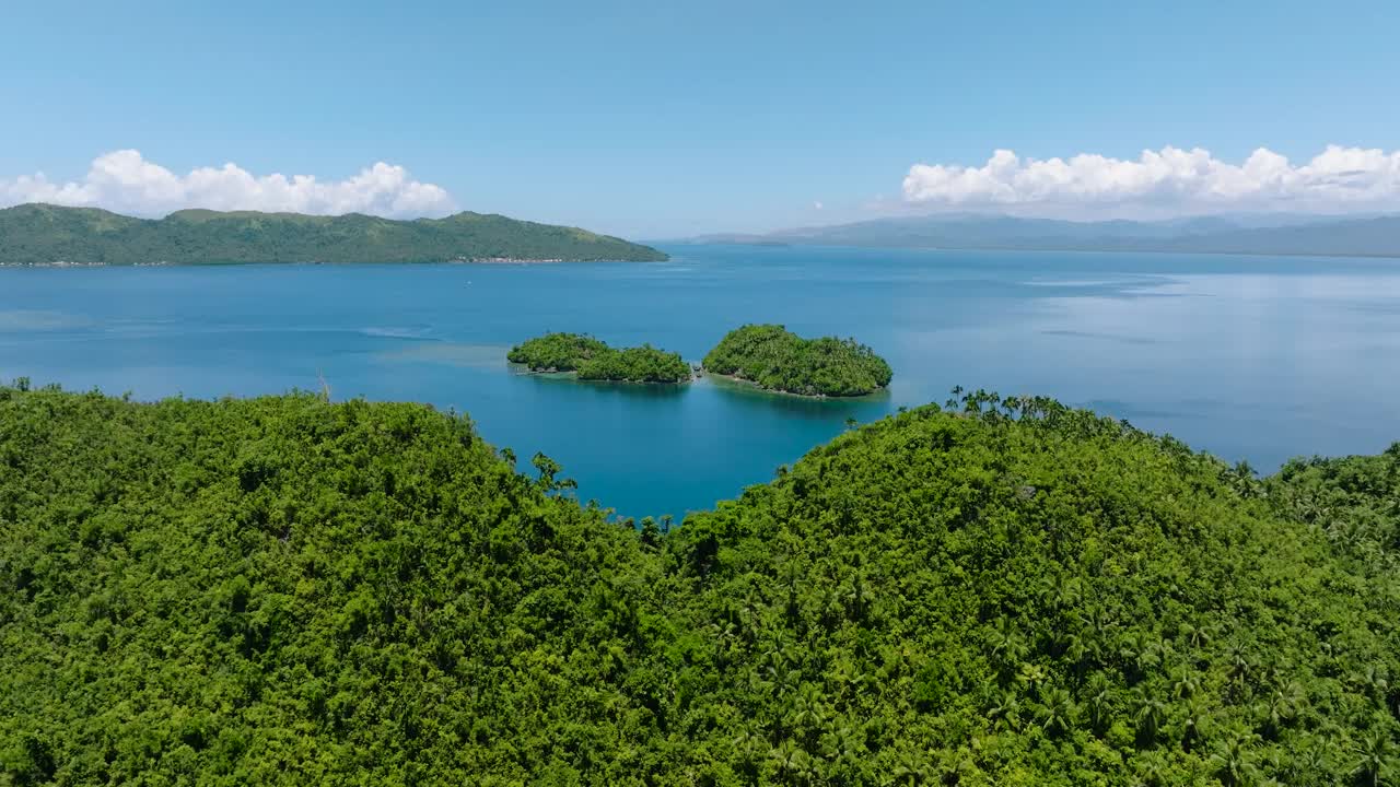 在开阔海面上的热带岛屿无人机视图。菲律宾。视频素材