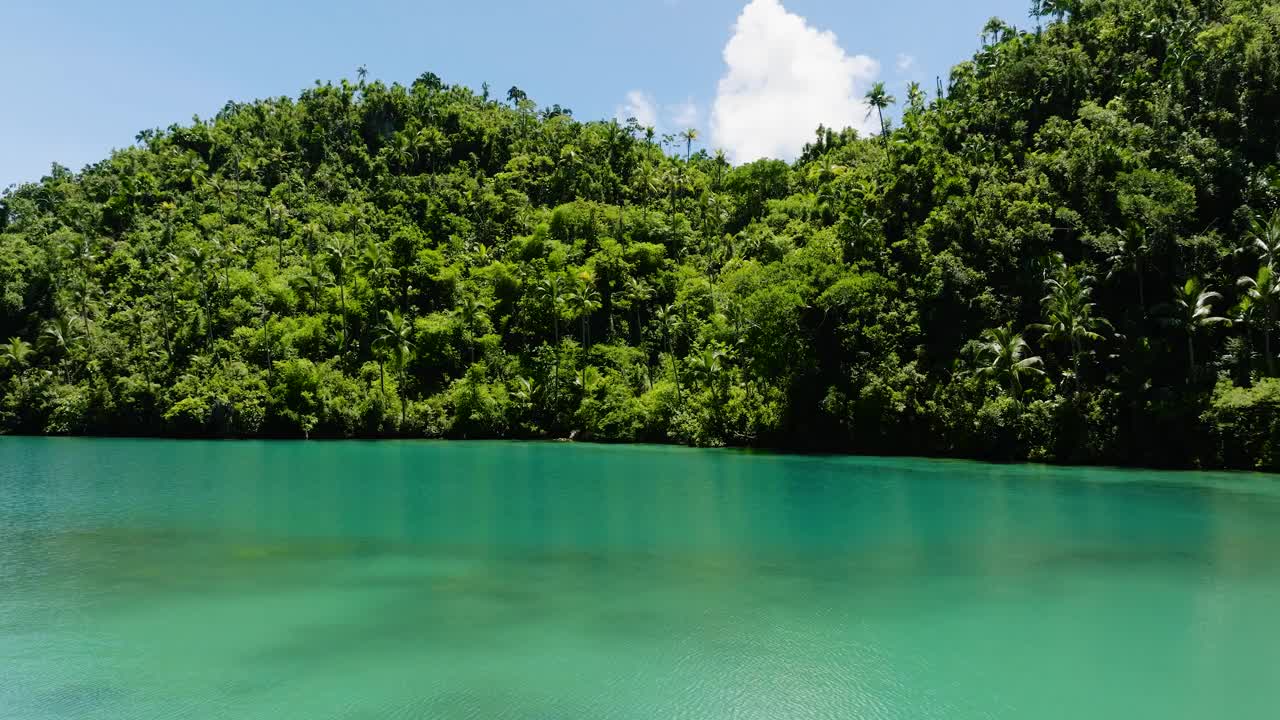 热带岛屿的泻湖向前移动。菲律宾。视频素材