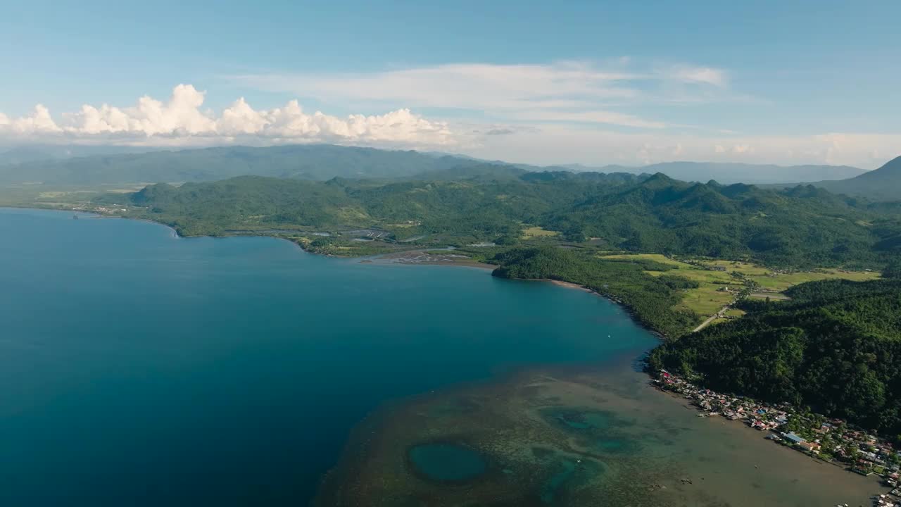 热带岛屿的空中视图与蓝色的大海。菲律宾。视频素材