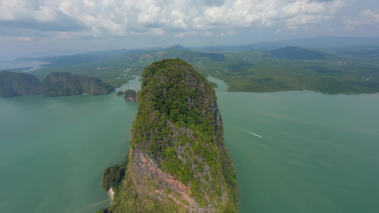 极限潜水从山岛高峰在绿色岩石与天堂海滩4k视频素材