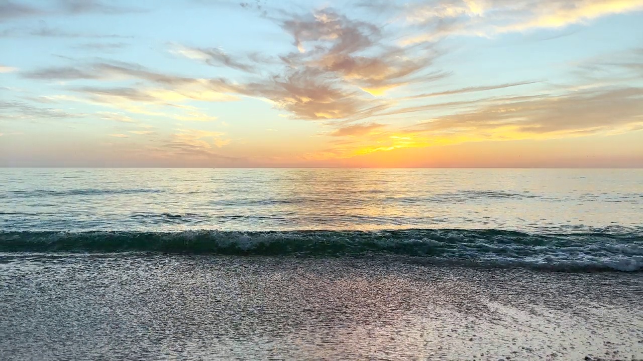 在五颜六色的夕阳下，空旷的热带海滩和海景视频素材