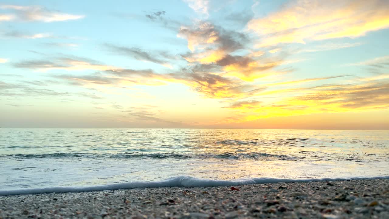 在五颜六色的夕阳下，空旷的热带海滩和海景视频素材