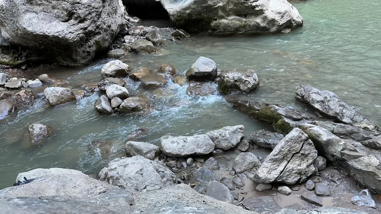 河流与岩石视频素材