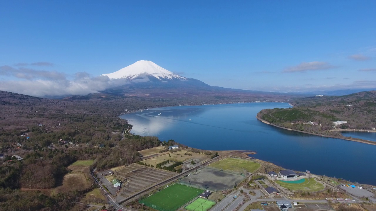 日本川口湖富士山的无人机鸟瞰图视频素材