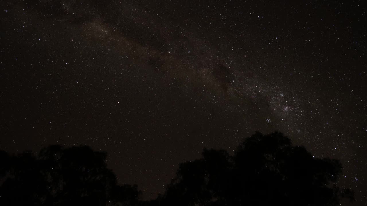 夜空中可见银河系的延时拍摄视频素材