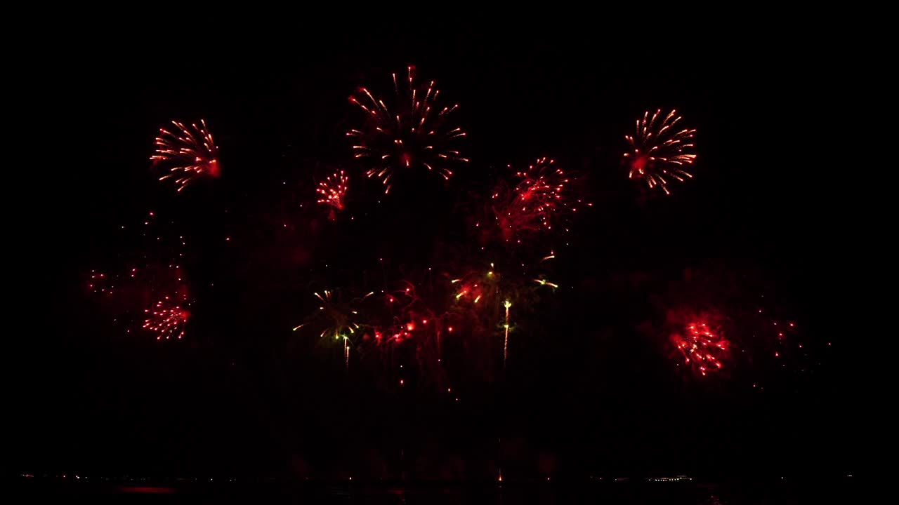 真正的烟花背景。烟花表演，抽象模糊的真正的金色闪耀的烟花灯在夜空。炽热的烟花表演。烟花爆炸性材料。除夕夜放烟花庆祝视频素材