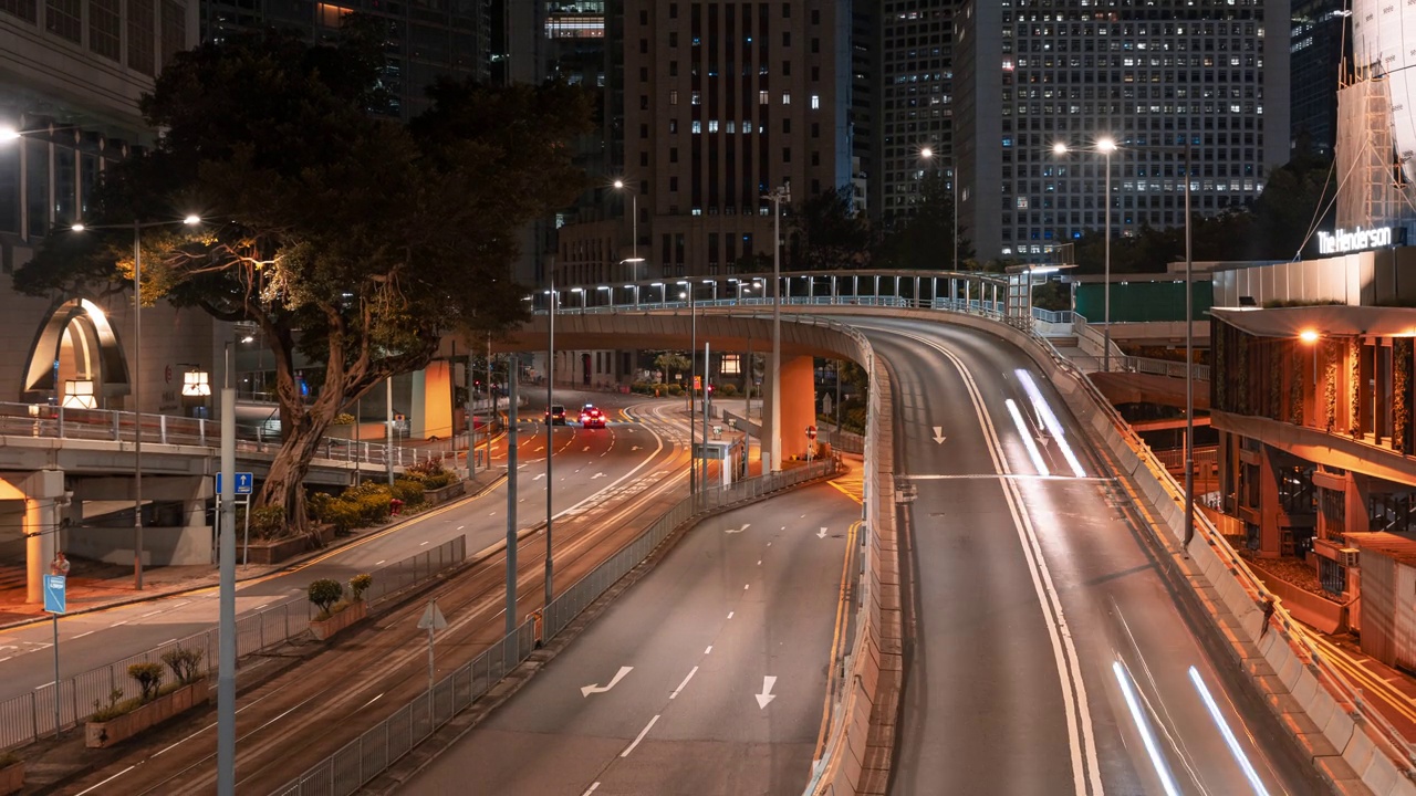 4K延时拍摄:香港中环夜间道路上拥挤的车辆或公共交通工具。视频素材