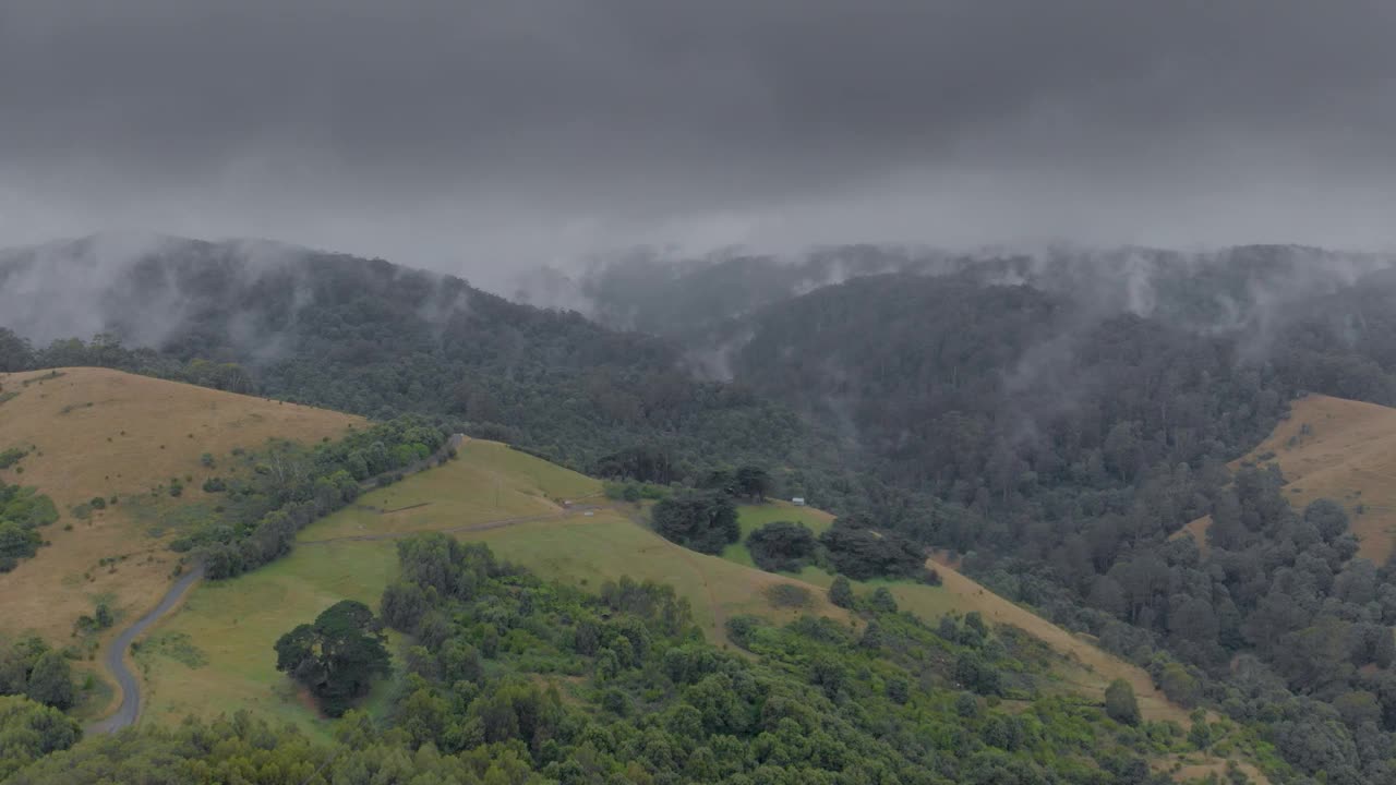 暴风雨的天空，雾蒙蒙的森林和田野视频素材