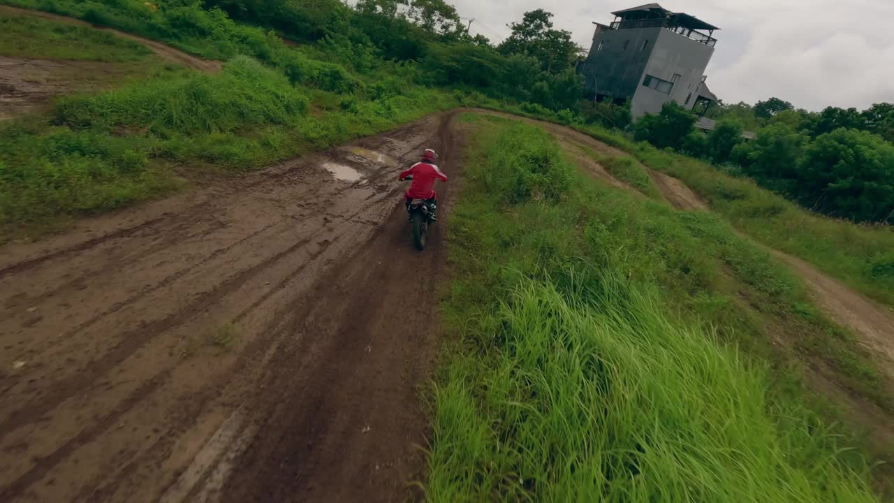 动态摩托车越野赛道摩托车骑行红色装备男子速度赛转极致视频素材