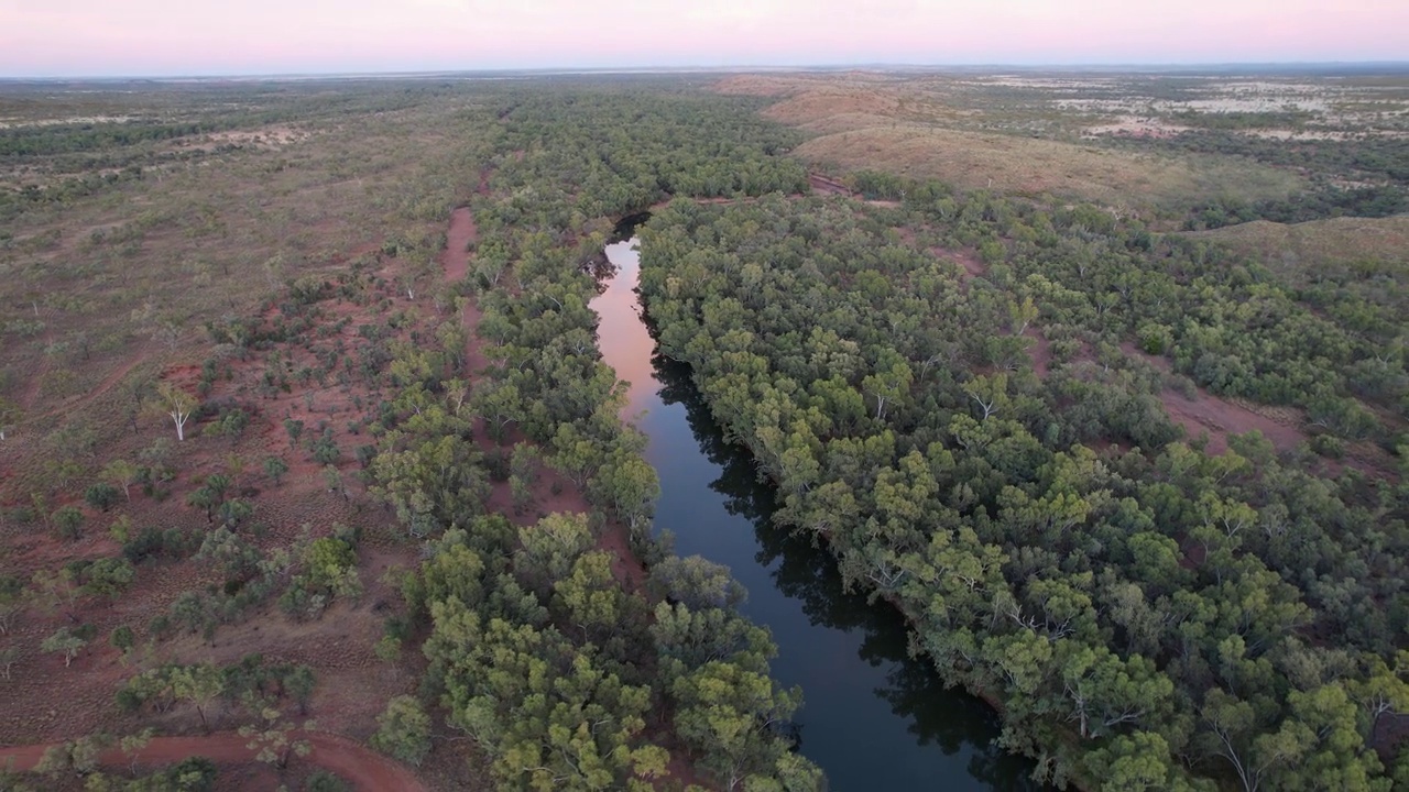 澳大利亚昆士兰州Cloncurry河水坑的航拍画面视频素材