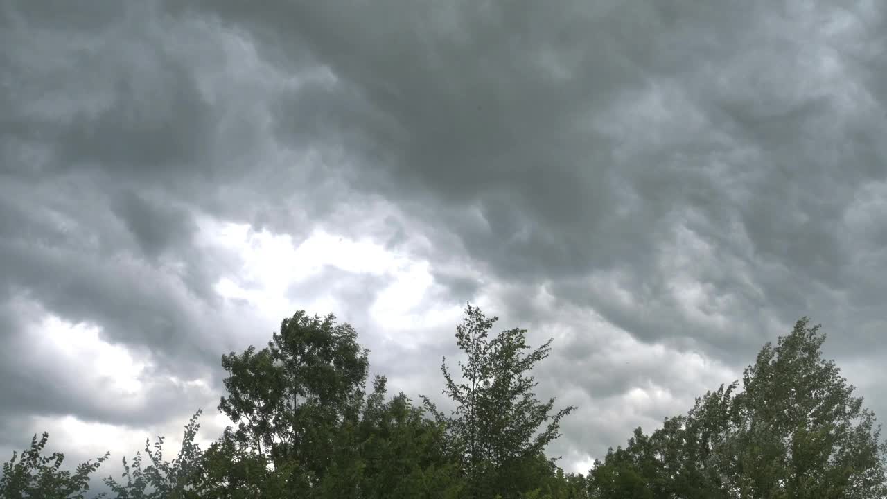 暴风雨即将来临。在溅着雨水的玻璃窗上拍摄——延时拍摄视频下载