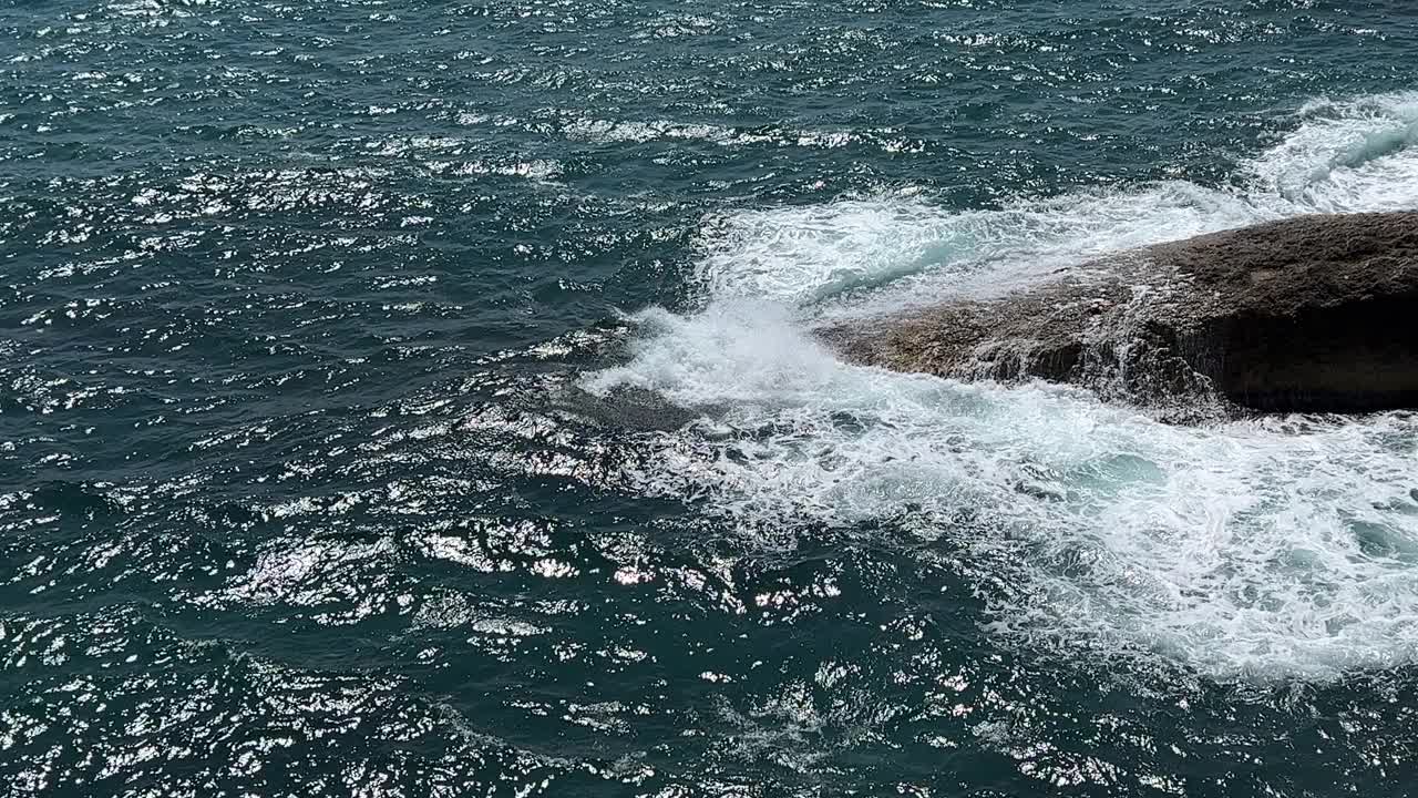 海浪拍打着岩石。视频素材