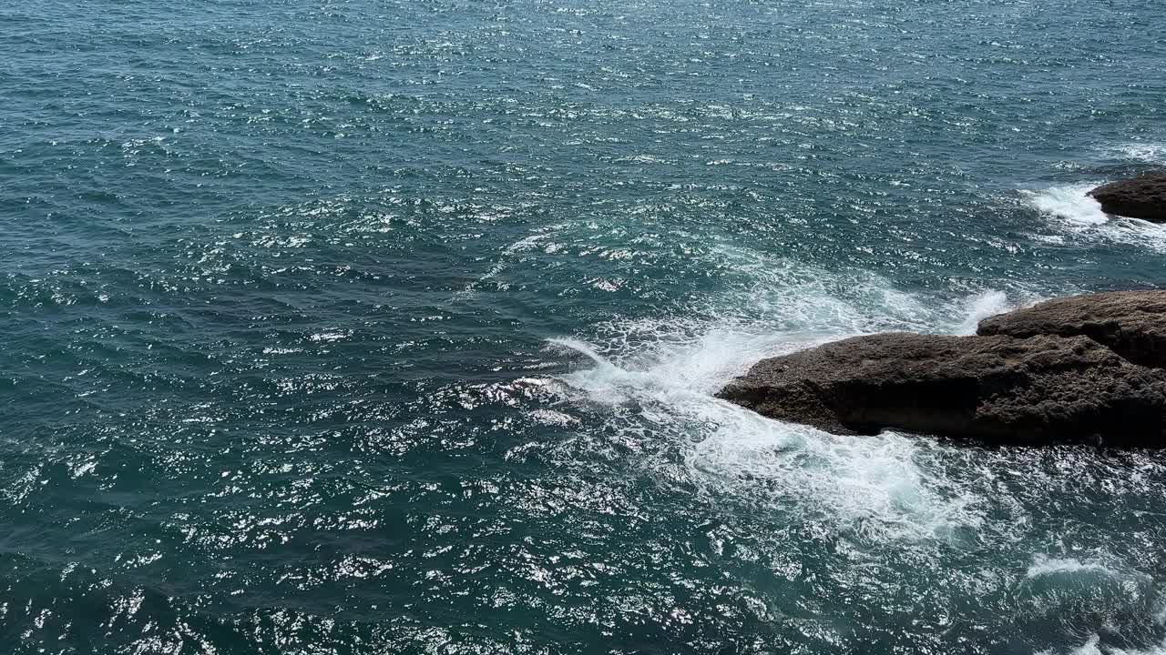 海浪冲击着岩石。视频素材