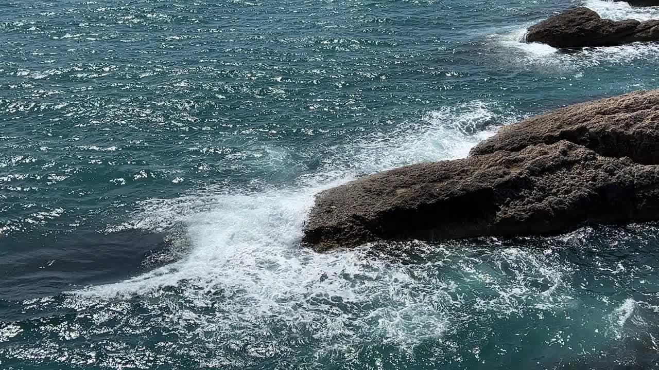 海浪拍打着岩石。视频素材