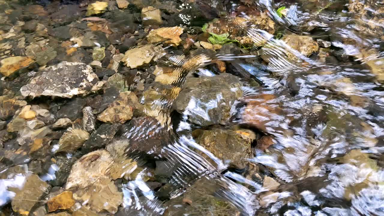 河水从石头上流过，形成小瀑布视频素材