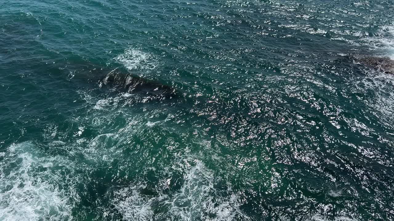 惊涛骇浪碧蓝闪亮的海景。视频素材