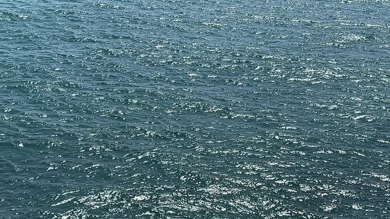 蓝色的海浪背景。视频素材