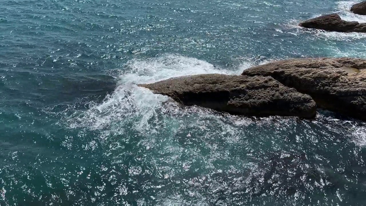 海面上惊涛骇浪闪闪发光。视频素材