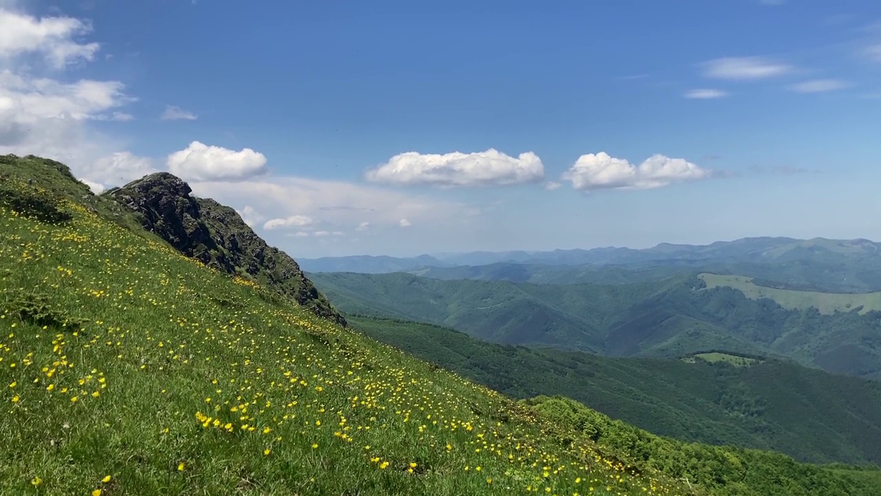 保加利亚科兹亚斯坦纳保护区山脊上美丽的夏日景色视频素材