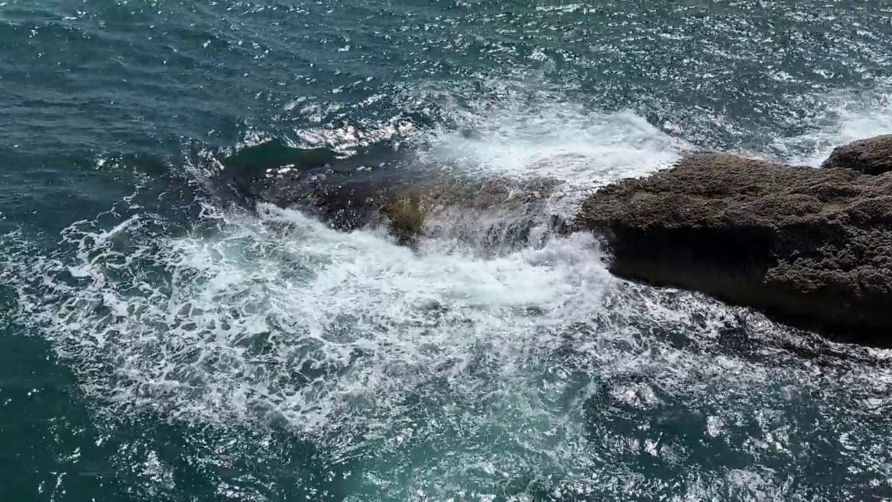 海浪冲击着岩石海岸视频素材