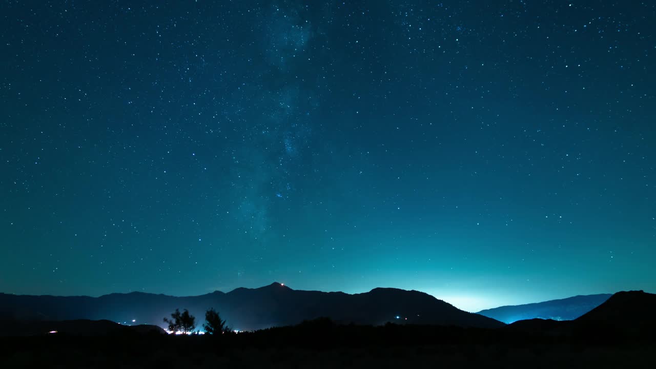 三角洲水瓶座流星雨和银河系西南24毫米天空倾斜内华达山脉，美国加州山脉蓝色视频素材