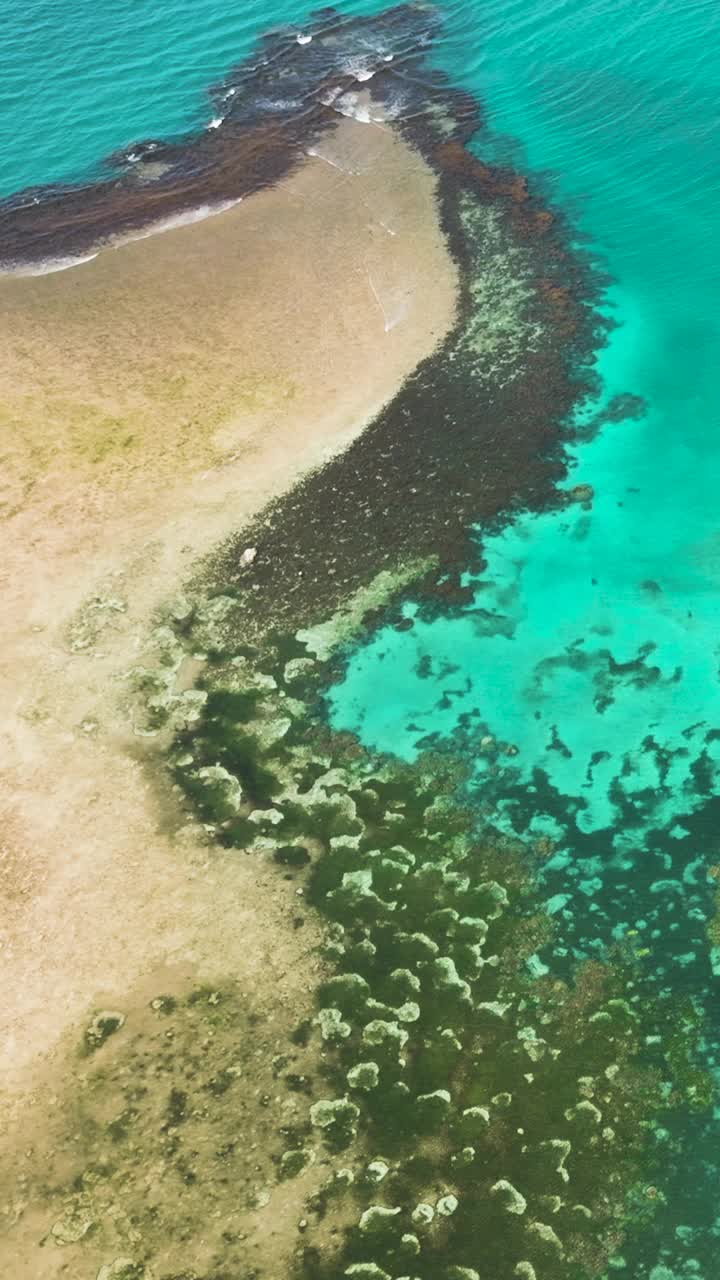 空中测量透明的蓝绿色海水和波浪。视频素材