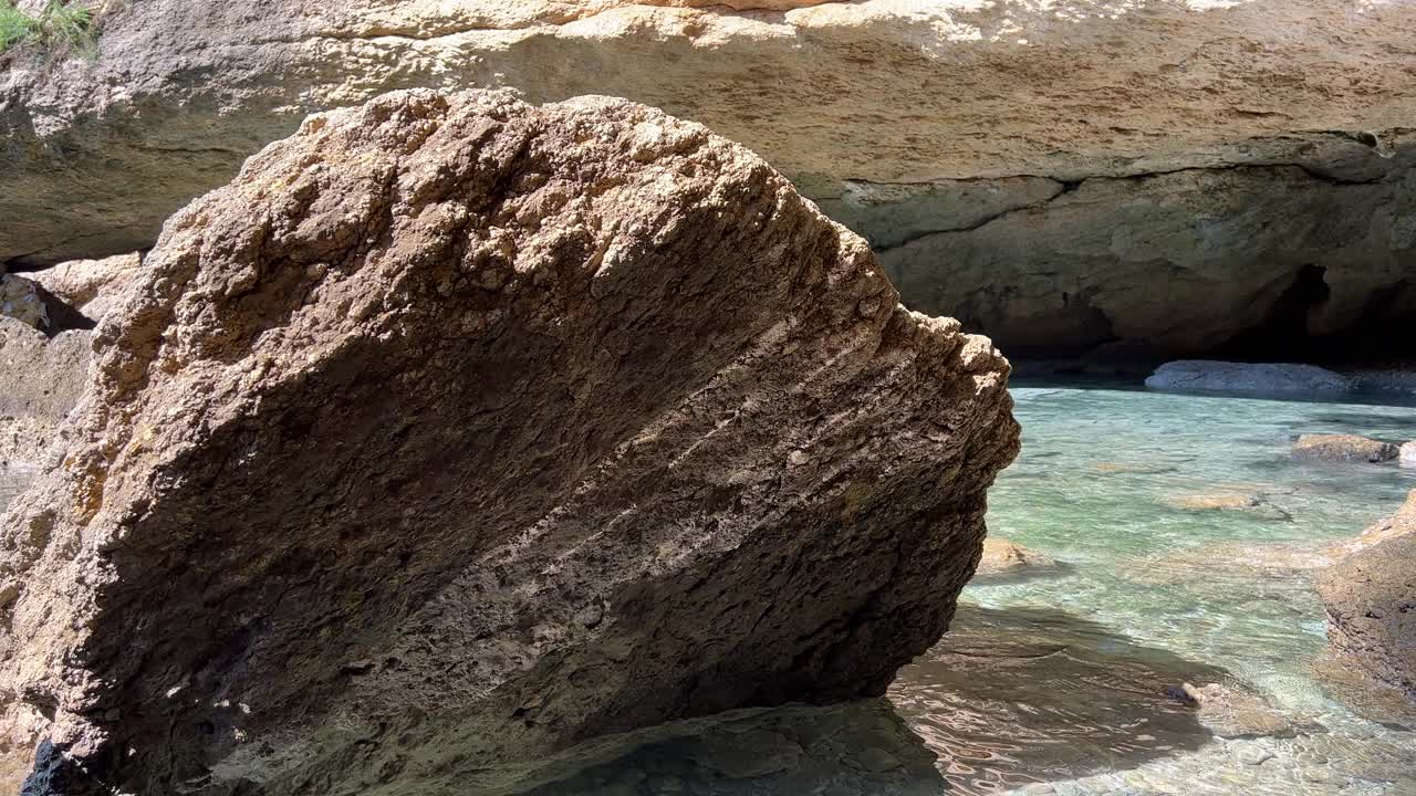 海水反射在岩石和巨石上，在海洞石窟里。视频素材