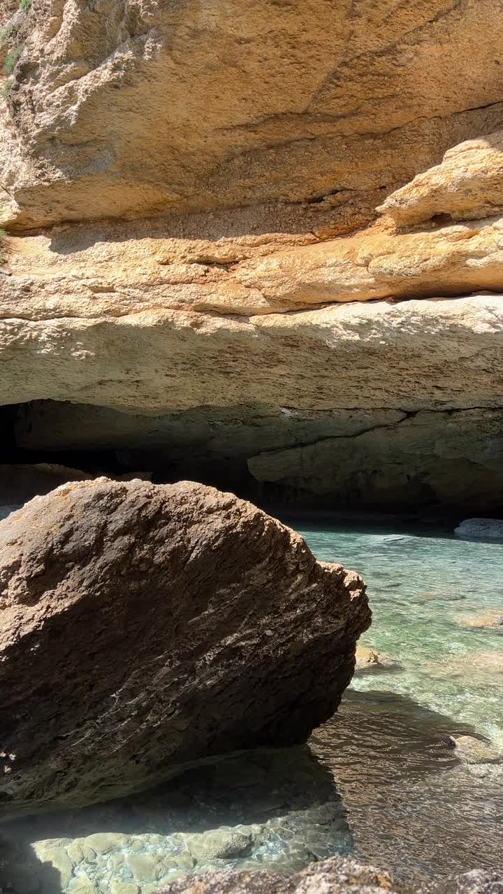 海水反射在岩石和巨石上，在海洞石窟里。视频素材