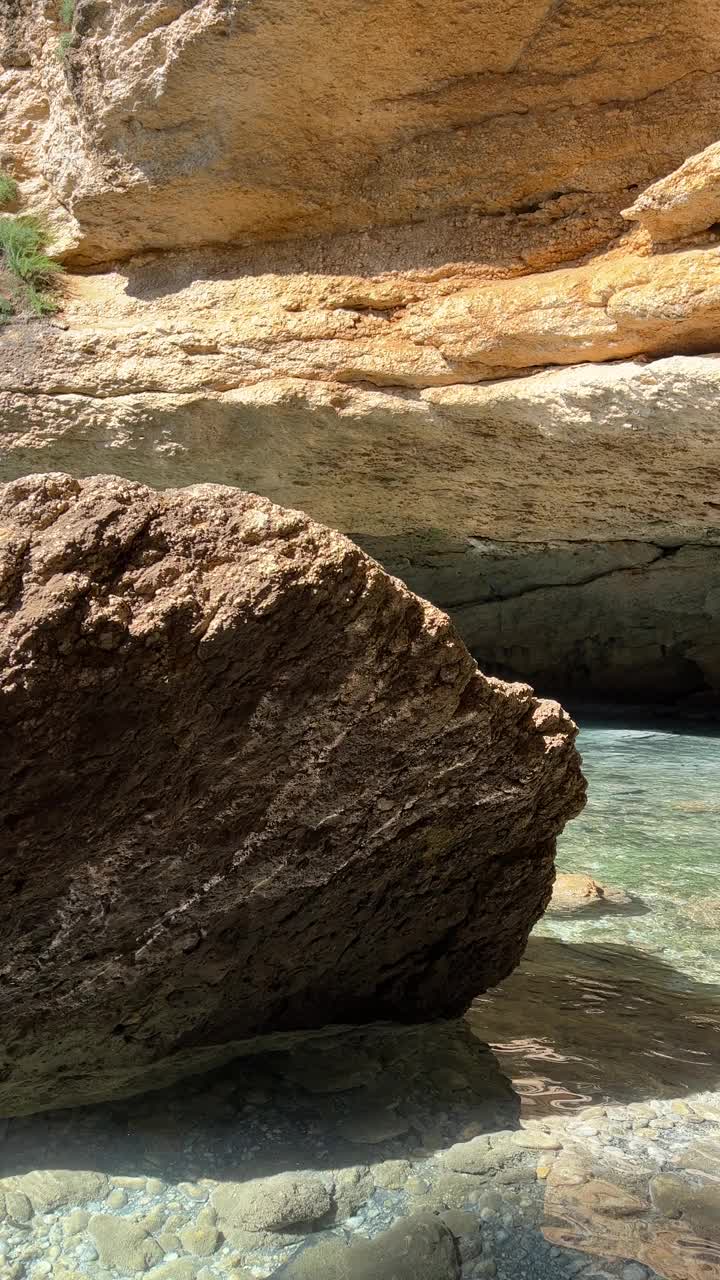 水光反射在岩石和石头在海洞，垂直视频。视频素材