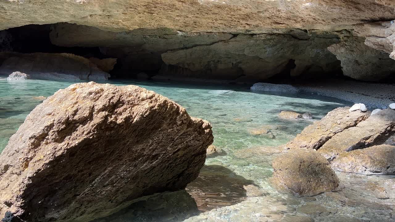 水光反射在岩石和石头在海洞。视频素材