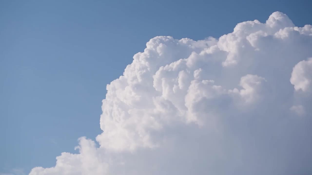 时间流逝的风暴云在夏日的天空视频素材