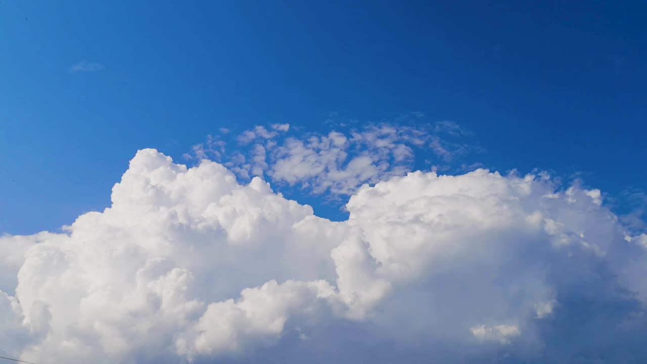 时间流逝的风暴云在夏日的天空视频素材