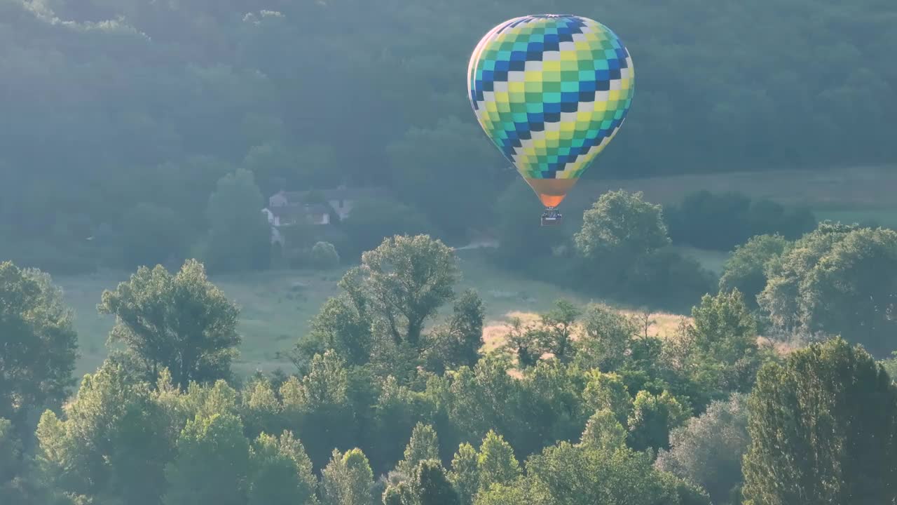 托斯卡纳上空的热气球视频素材