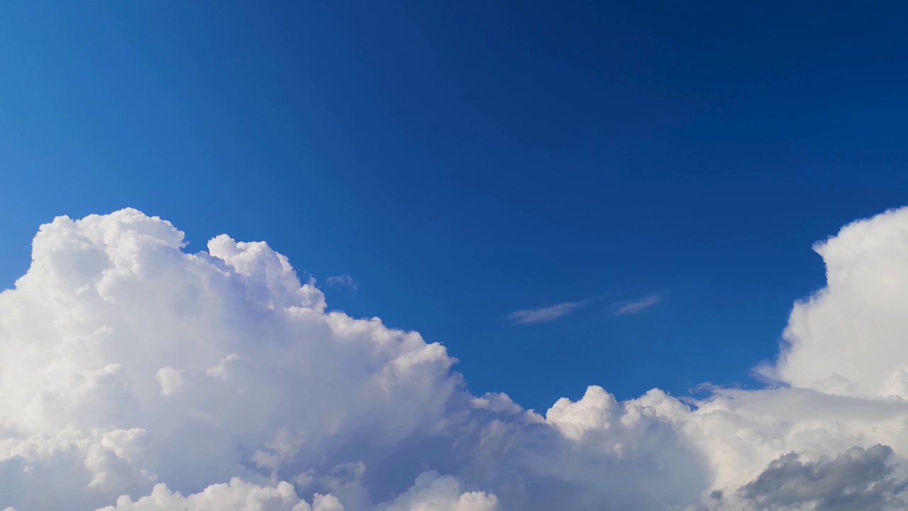 时间流逝的风暴云在夏日的天空视频素材