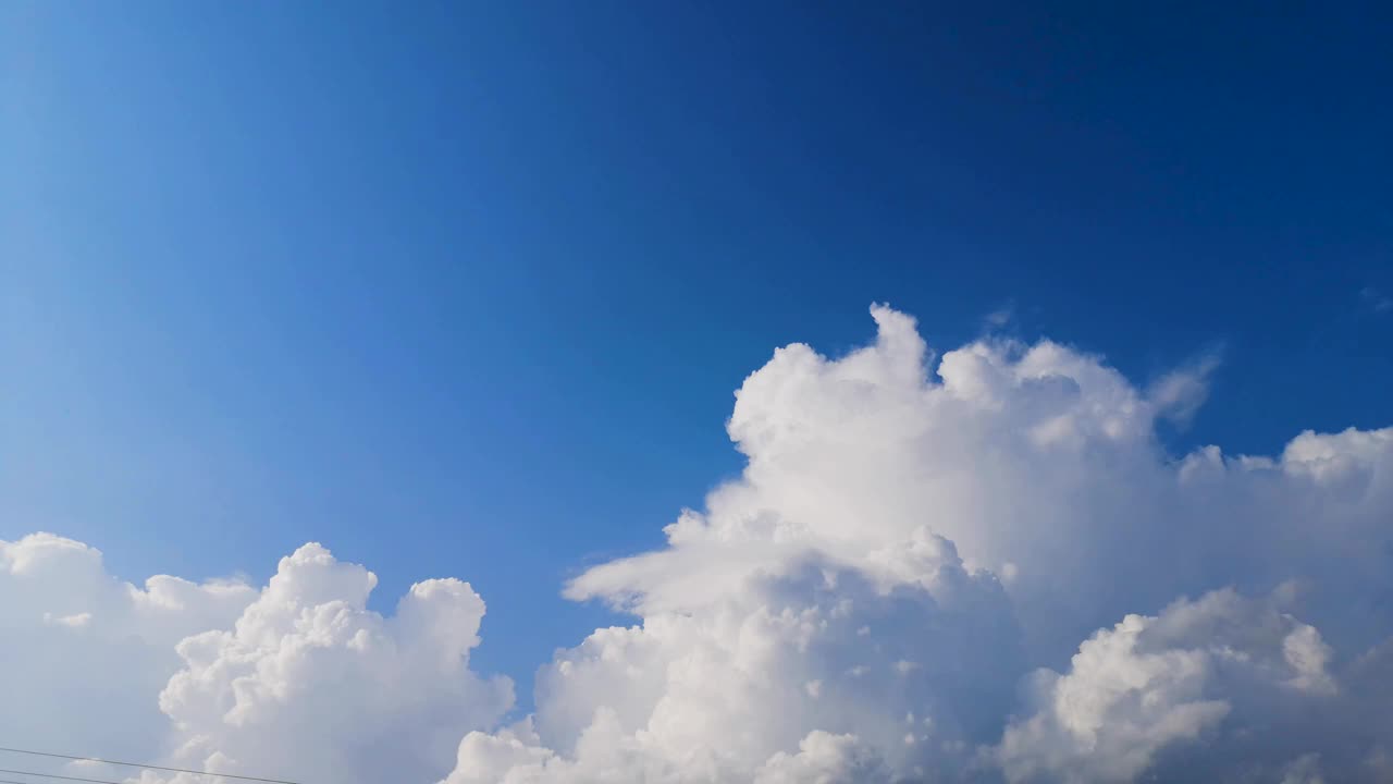 时间流逝的风暴云在夏日的天空视频素材