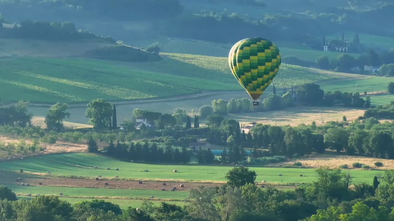 托斯卡纳上空的热气球视频素材