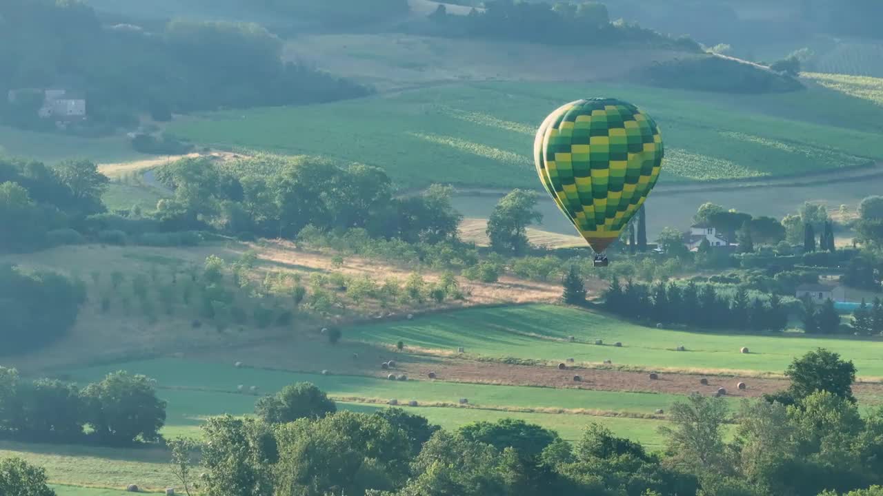 托斯卡纳上空的热气球视频素材