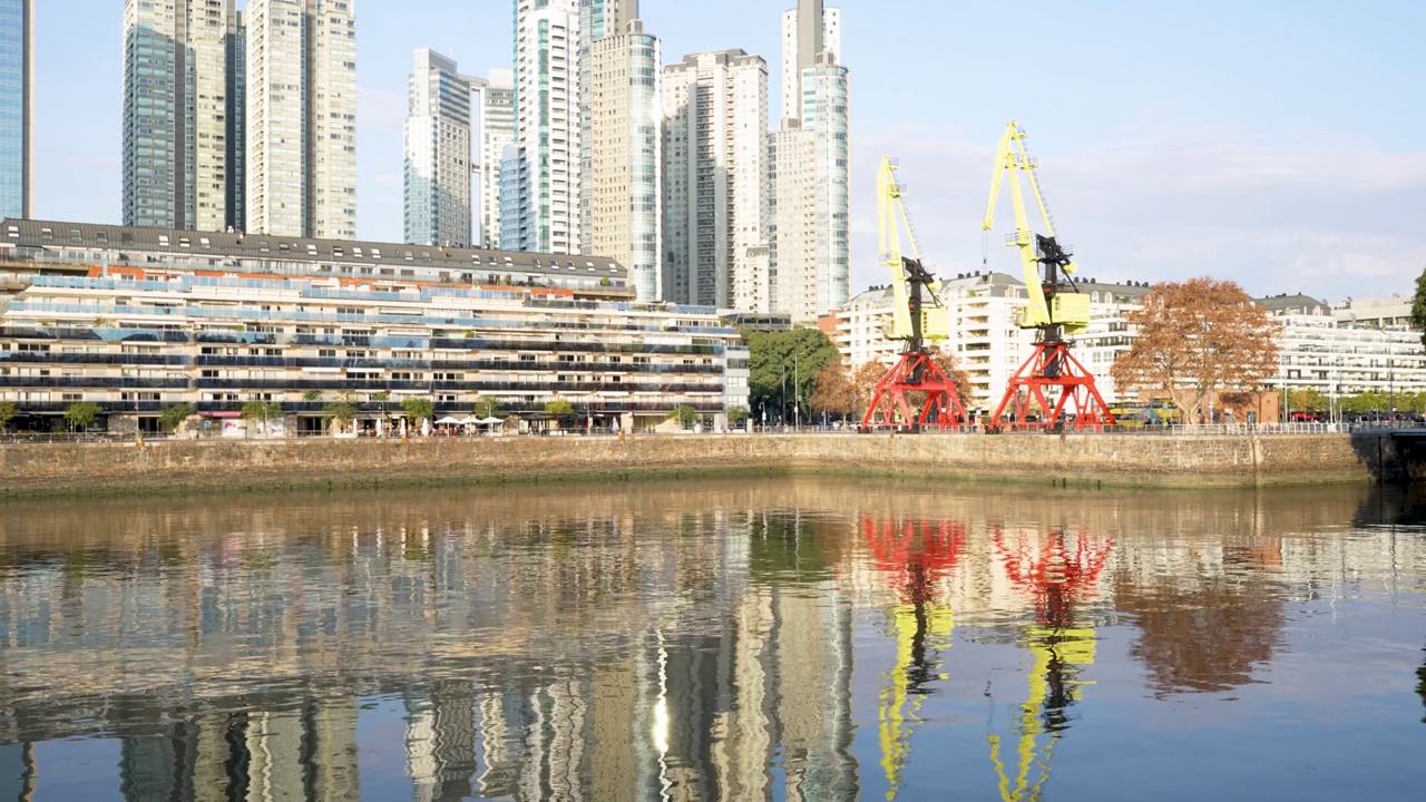 布宜诺斯艾利斯马德罗港现代建筑和河流的全景图视频素材