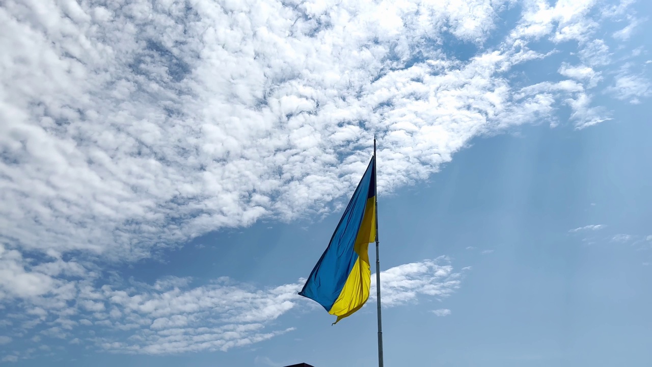 天空背景上的乌克兰国旗视频素材