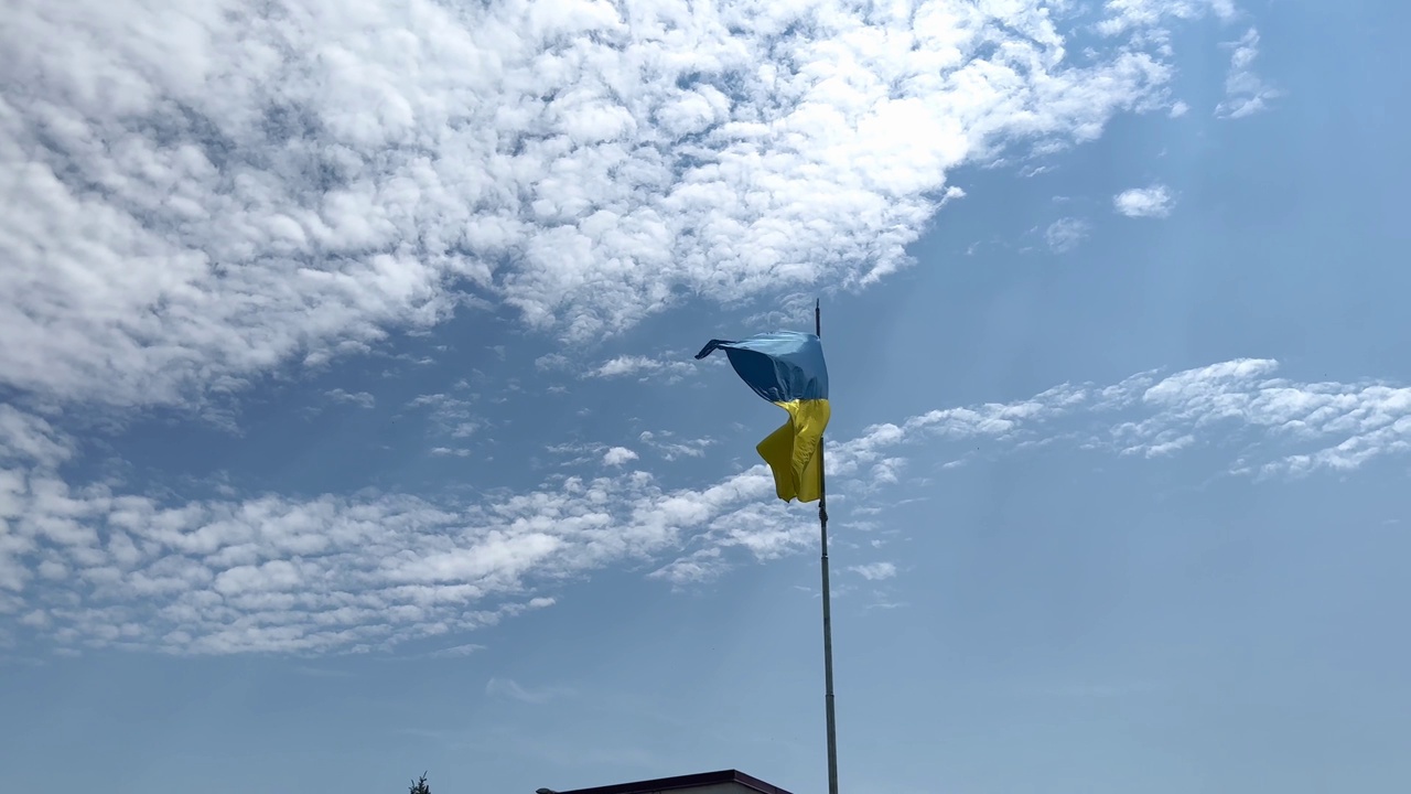 乌克兰国旗在蓝天的背景下飘扬视频素材