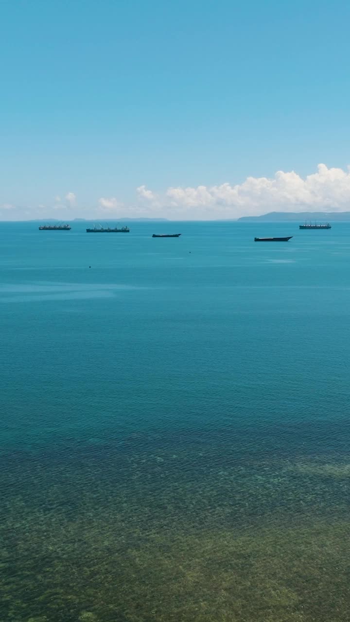 菲律宾棉兰老岛蓝色的海水和船只。视频素材