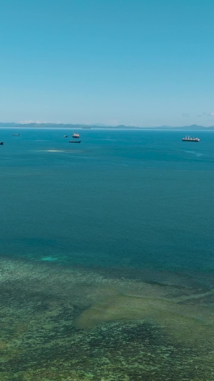 航拍海景:蓝天白云。视频素材