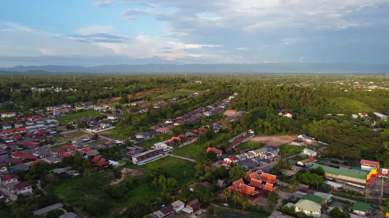 空中的宁静。发现风景如画的魅力北部小镇依偎在大自然的丰富，泰国Phayao视频素材