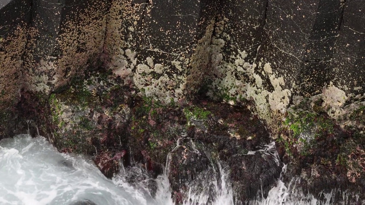 海浪冲击岩石海岸线视频素材