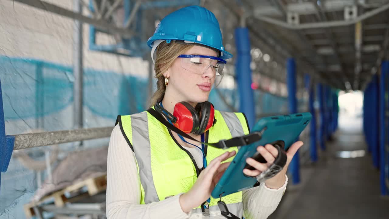 年轻的金发女建筑师在街上使用触控板视频素材